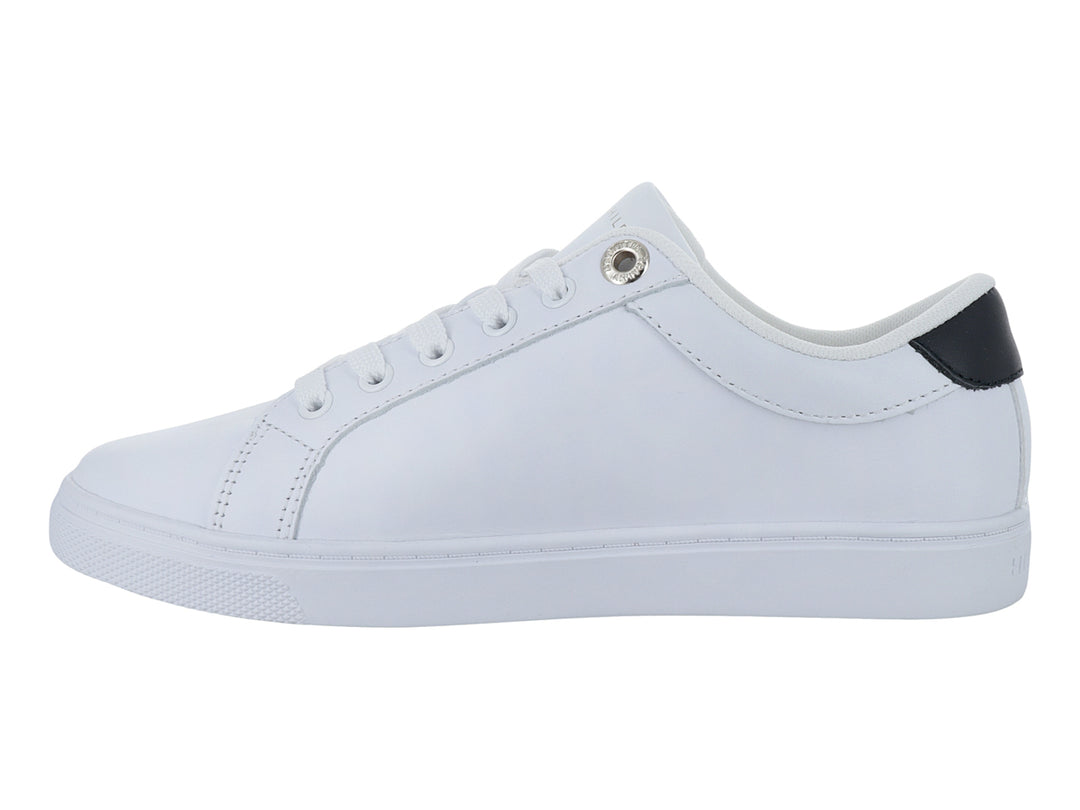 Tenis blancos Tommy Hilfiger con franja lateral roja, blanca y azul y detalle azul marino en el talón.
