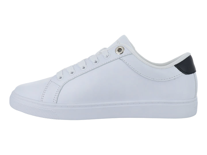 Tenis blancos Tommy Hilfiger con franja lateral roja, blanca y azul y detalle azul marino en el talón.