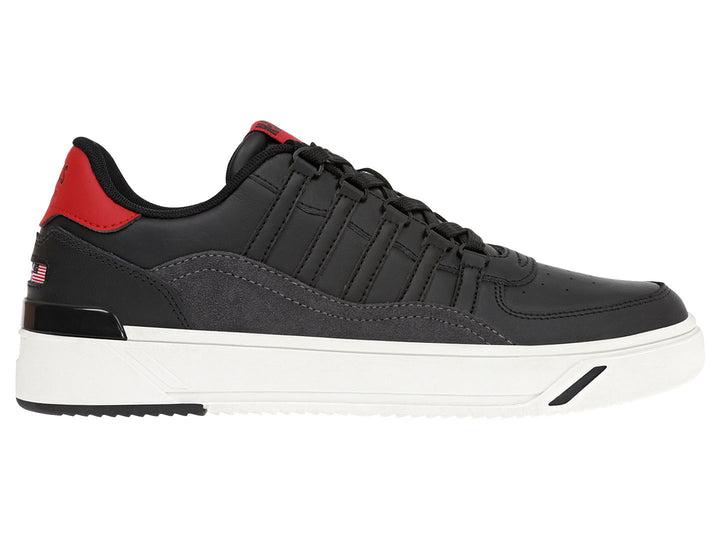 Tenis K-Swiss color negro con suela blanca y detalles rojos en la parte posterior.