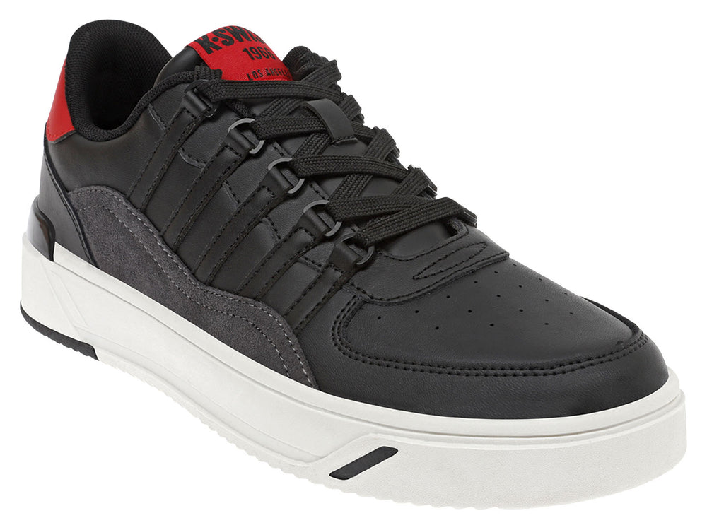 Tenis K-Swiss color negro con suela blanca y detalles rojos en la parte posterior.