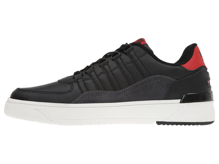 Tenis K-Swiss color negro con suela blanca y detalles rojos en la parte posterior.