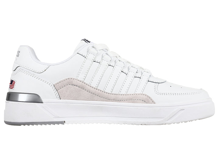 Tenis K-Swiss blancos con franja lateral gris y suela blanca, vista de perfil.