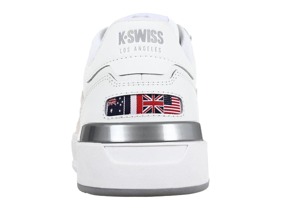 Tenis K-Swiss blancos con franja lateral gris y suela blanca, vista de perfil.