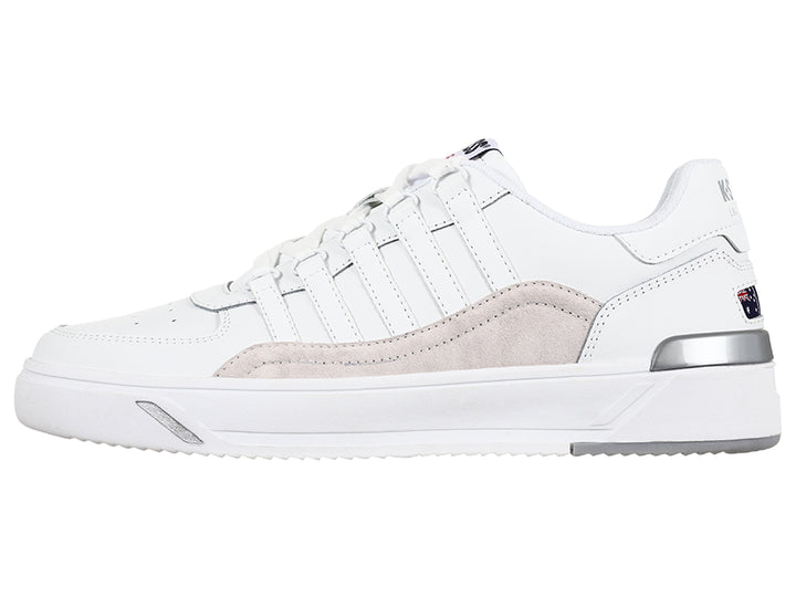 Tenis K-Swiss blancos con franja lateral gris y suela blanca, vista de perfil.