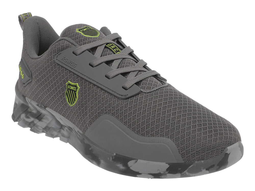 Tenis deportivos K-Swiss color gris con suela en patrón de camuflaje y logotipo amarillo lateral.