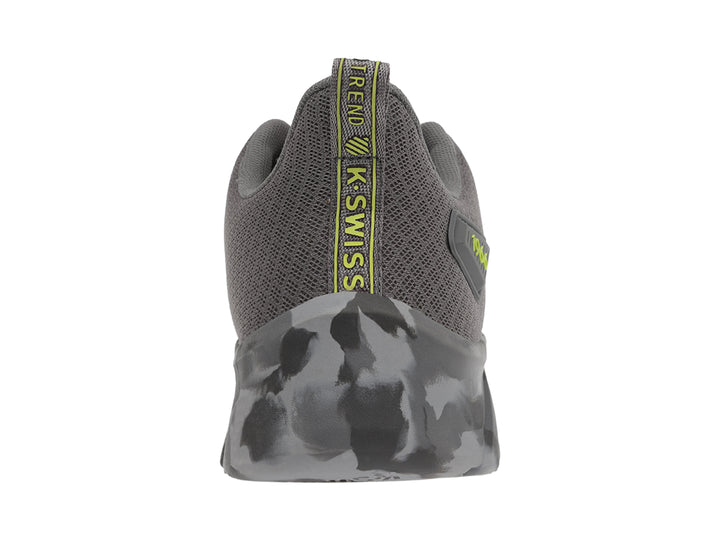 Tenis deportivos K-Swiss color gris con suela en patrón de camuflaje y logotipo amarillo lateral.
