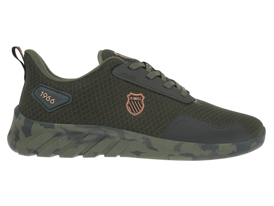 Tenis deportivos K-Swiss color verde oliva con suela camuflada y detalles en gris oscuro.