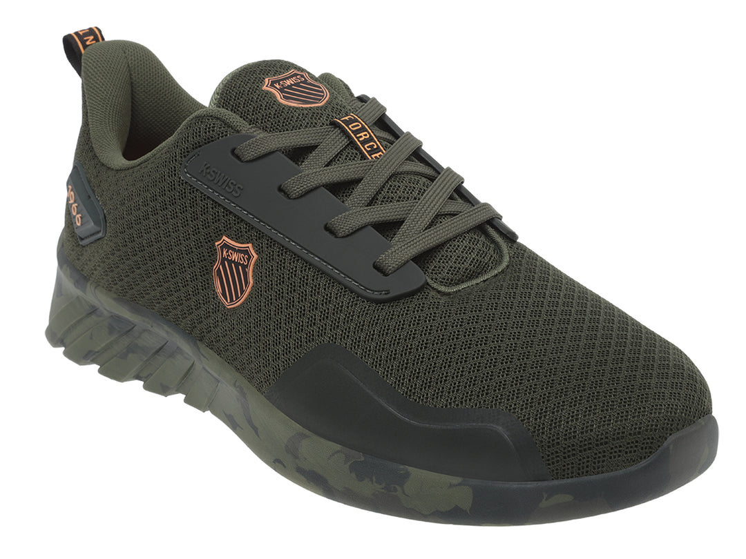 Tenis deportivos K-Swiss color verde oliva con suela camuflada y detalles en gris oscuro.