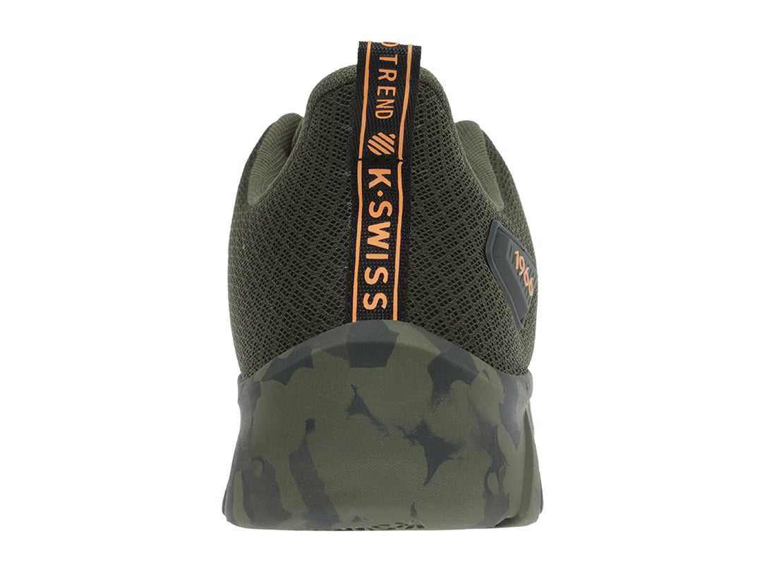 Tenis deportivos K-Swiss color verde oliva con suela camuflada y detalles en gris oscuro.