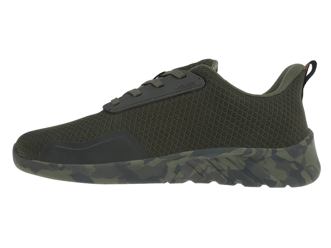 Tenis deportivos K-Swiss color verde oliva con suela camuflada y detalles en gris oscuro.