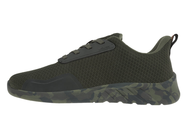 Tenis deportivos K-Swiss color verde oliva con suela camuflada y detalles en gris oscuro.
