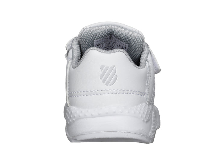 Tenis deportivos K-Swiss color blanco con correa de velcro.