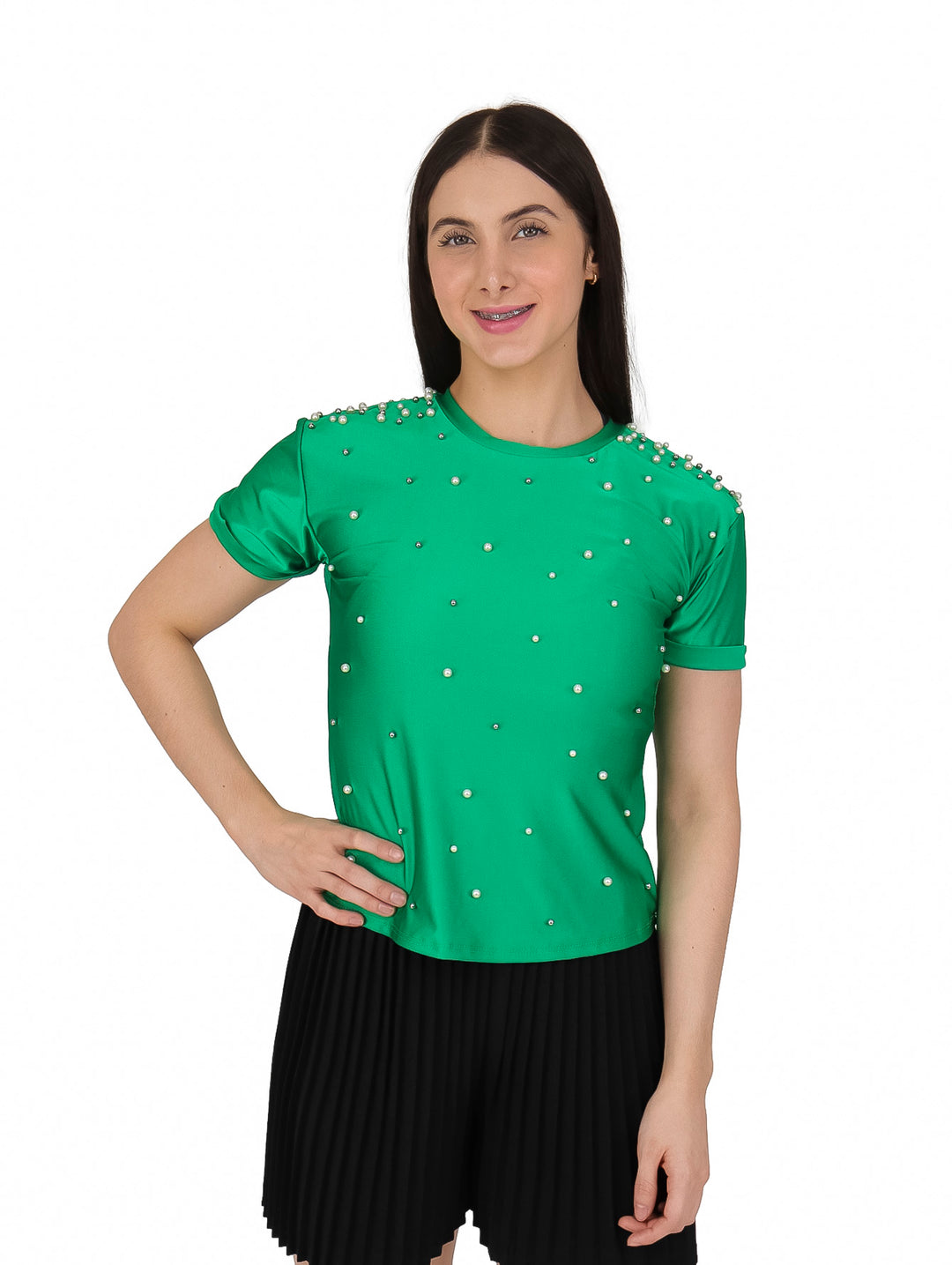 Blusa verde kelly de manga corta con detalles de perlas blancas.