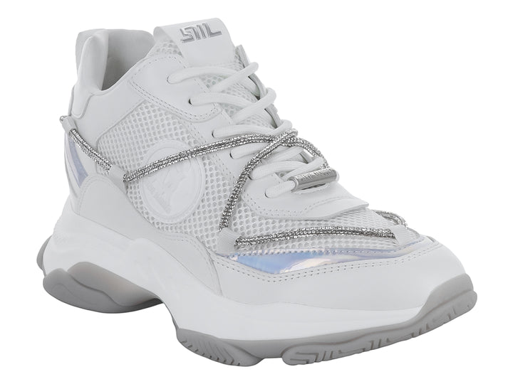 Tenis Steve Madden Motocr en color blanco con detalles plateados brillantes y suela de plataforma blanca.