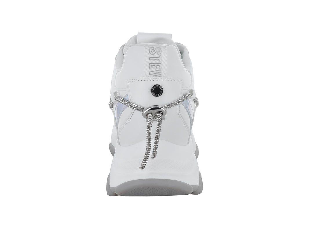 Tenis Steve Madden Motocr en color blanco con detalles plateados brillantes y suela de plataforma blanca.