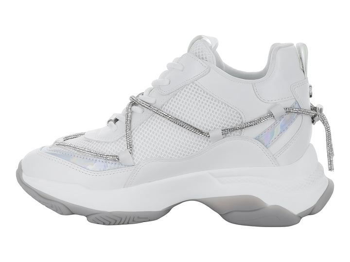 Tenis Steve Madden Motocr en color blanco con detalles plateados brillantes y suela de plataforma blanca.