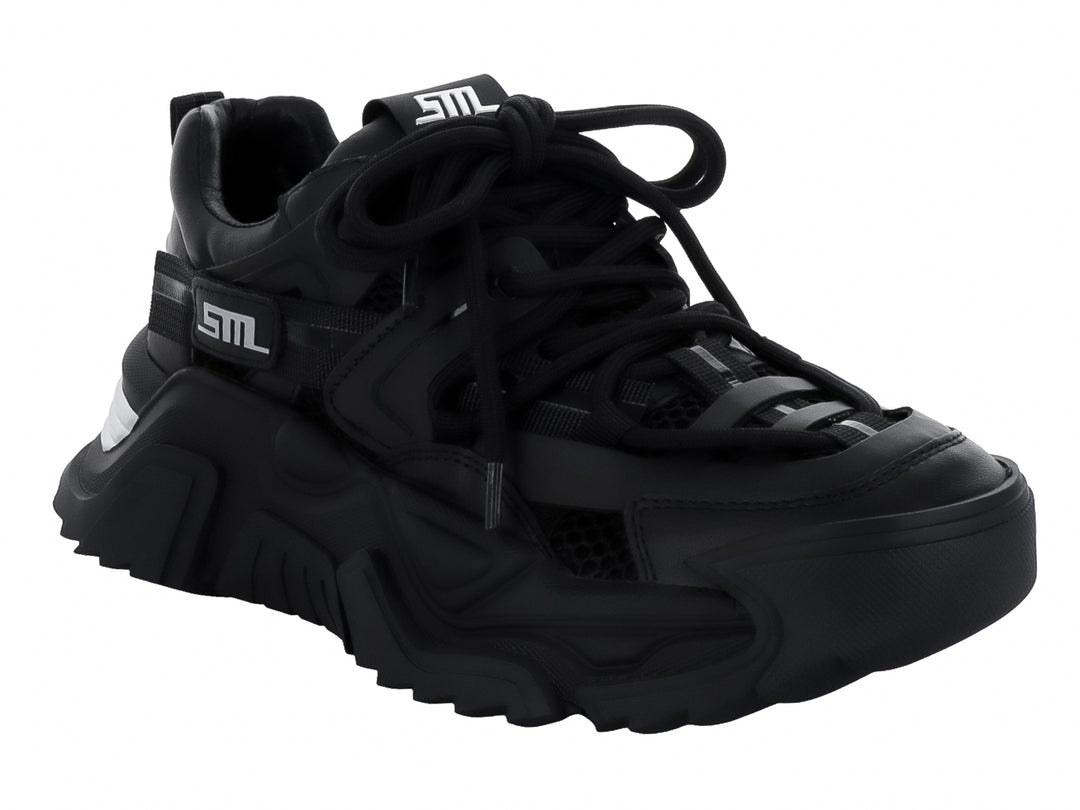 Tenis Steve Madden color negro con suela gruesa y detalles en plata, estilo chunky.