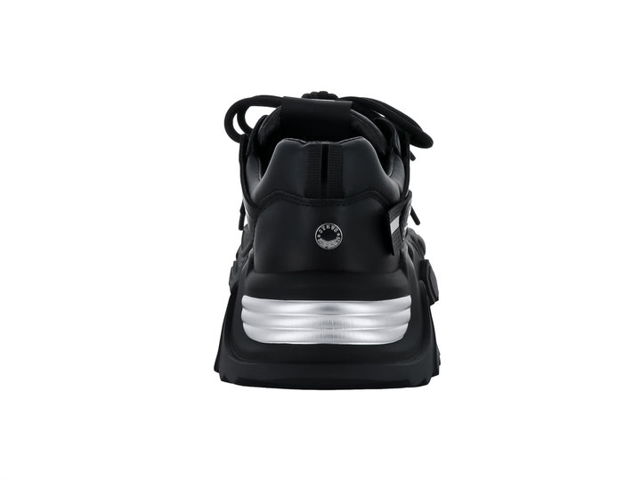 Tenis Steve Madden color negro con suela gruesa y detalles en plata, estilo chunky.