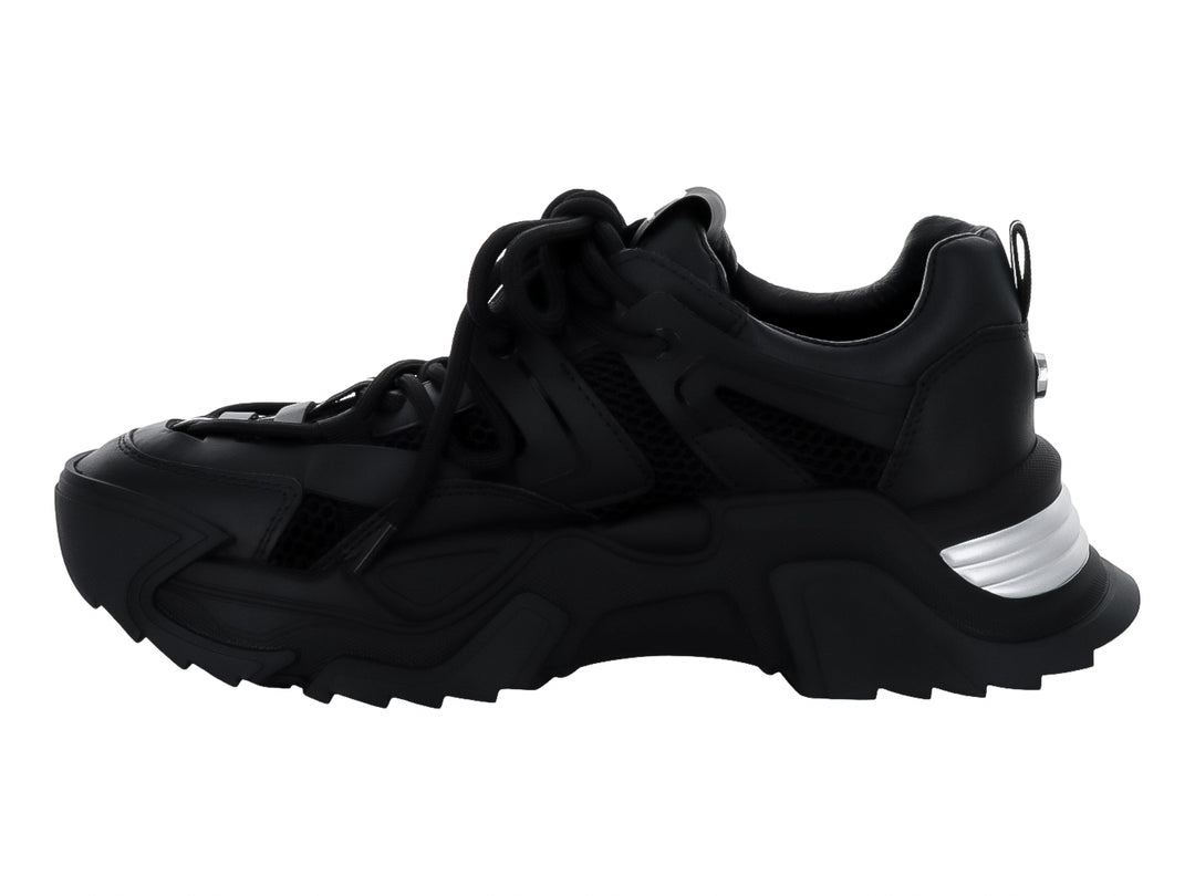 Tenis Steve Madden color negro con suela gruesa y detalles en plata, estilo chunky.