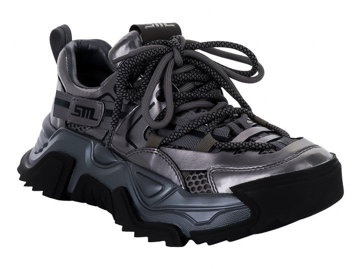 Tenis Steve Madden Kingdo en color gris metálico y negro con suela gruesa y estilo deportivo.