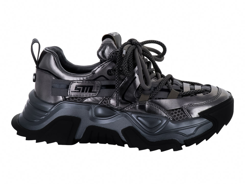 Tenis Steve Madden Kingdo en color gris metálico y negro con suela gruesa y estilo deportivo.