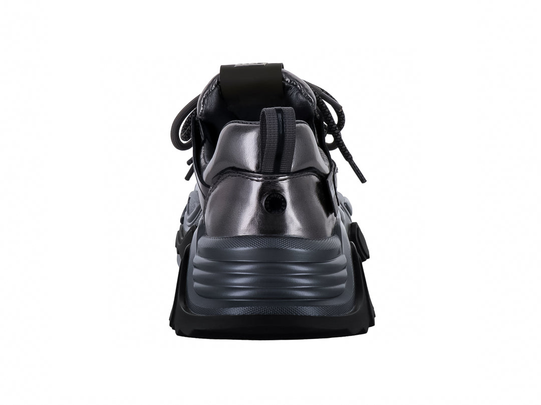 Tenis Steve Madden Kingdo en color gris metálico y negro con suela gruesa y estilo deportivo.