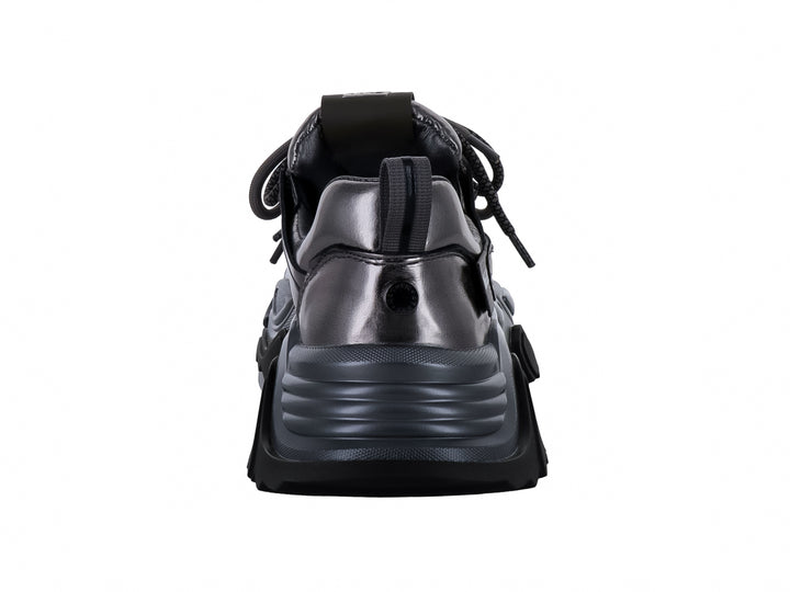Tenis Steve Madden Kingdo en color gris metálico y negro con suela gruesa y estilo deportivo.