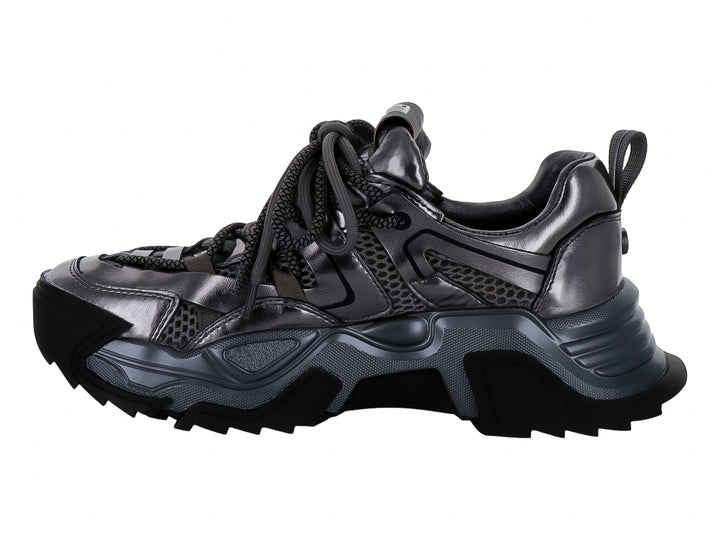Tenis Steve Madden Kingdo en color gris metálico y negro con suela gruesa y estilo deportivo.