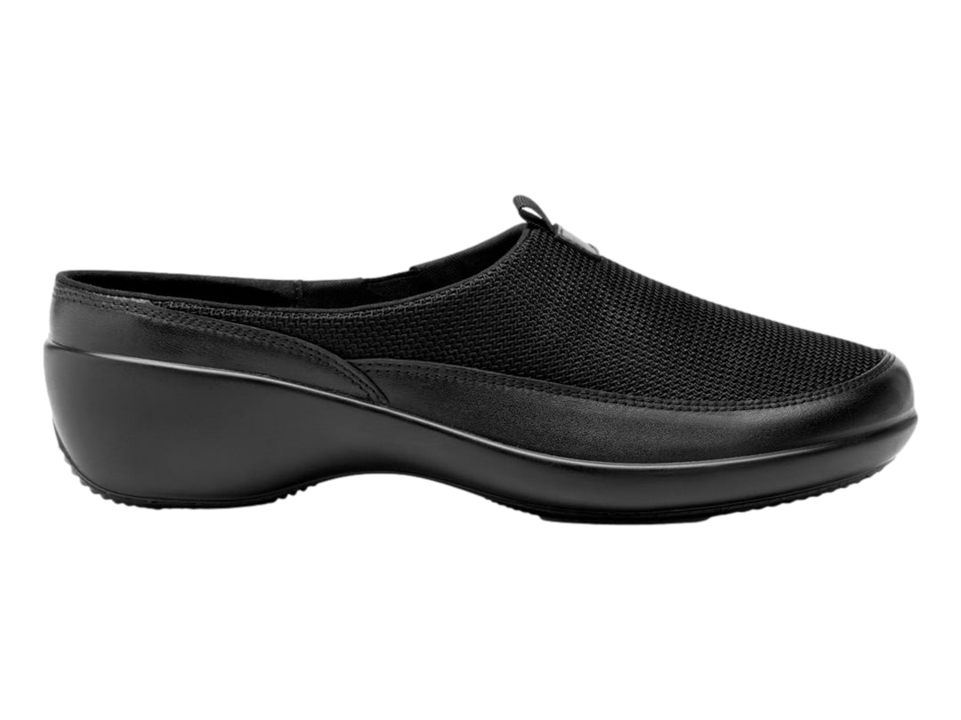 Zapato negro Flexi estilo slip-on con malla textil y suela cómoda.