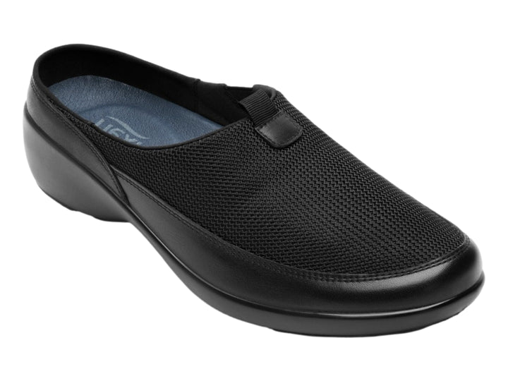 Zapato negro Flexi estilo slip-on con malla textil y suela cómoda.