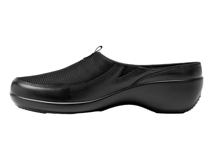 Zapato negro Flexi estilo slip-on con malla textil y suela cómoda.