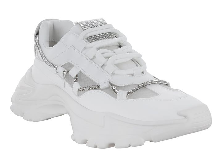 Tenis blancos de plataforma con detalles brillantes en color plata.