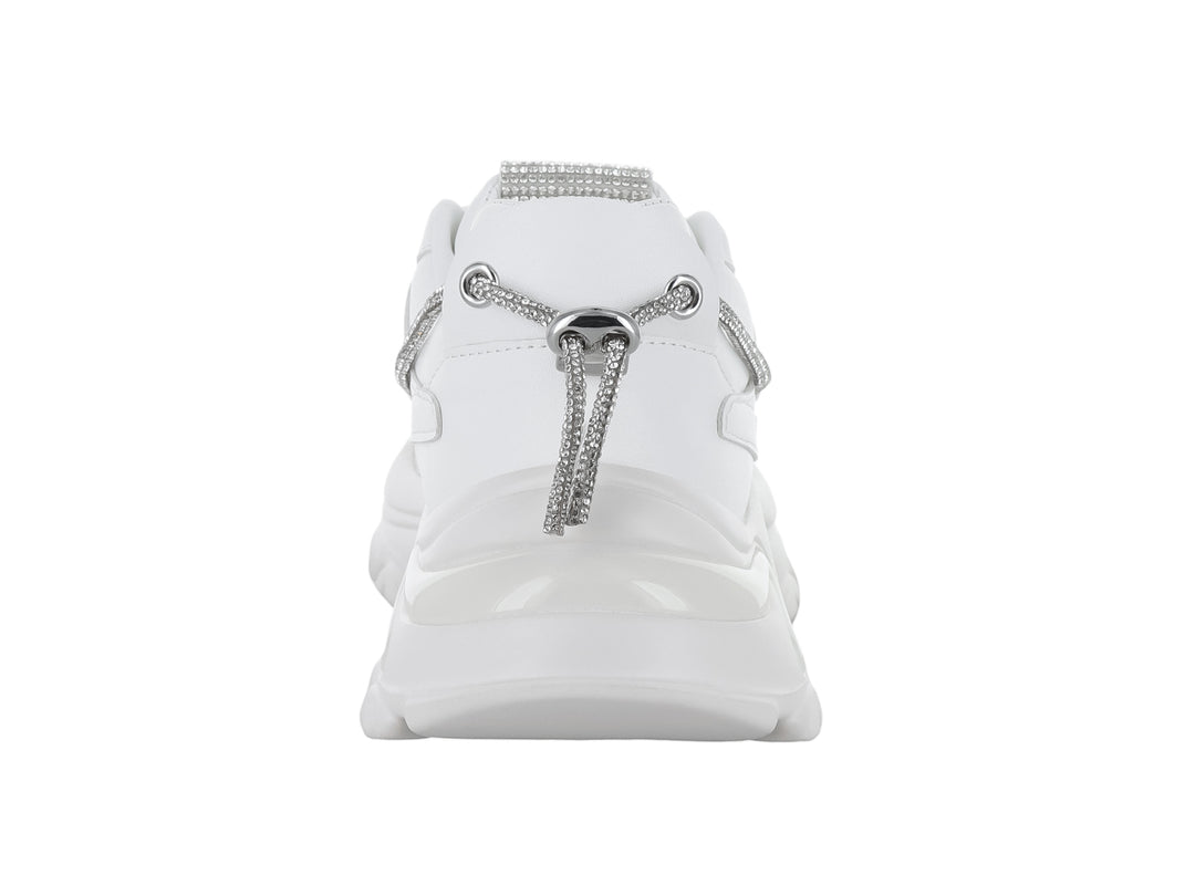 Tenis blancos de plataforma con detalles brillantes en color plata.