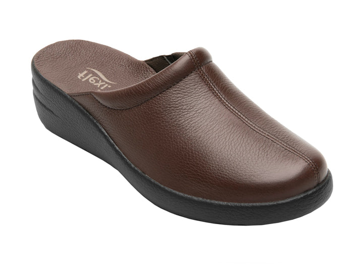 Zapato tipo clog de cuero color marrón con suela negra.