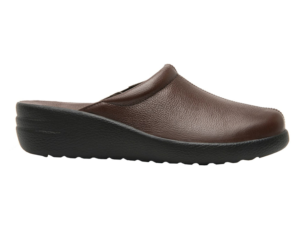 Zapato tipo clog de cuero color marrón con suela negra.