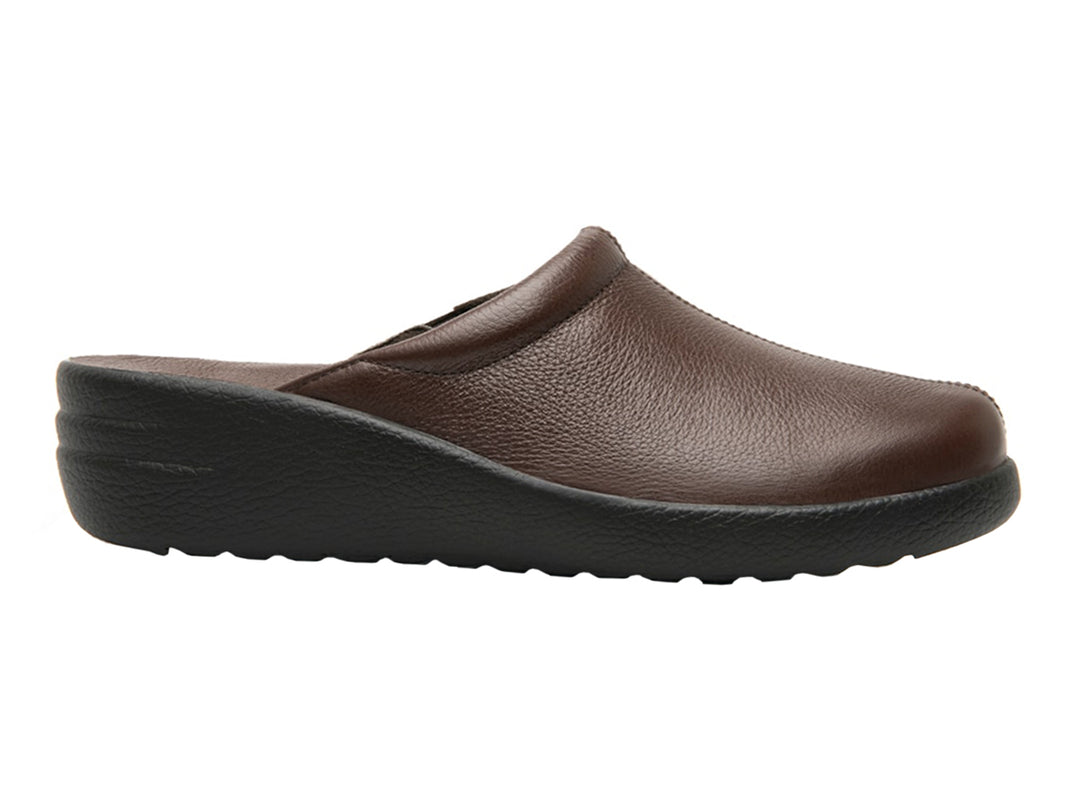 Zapato tipo clog de cuero color marrón con suela negra.