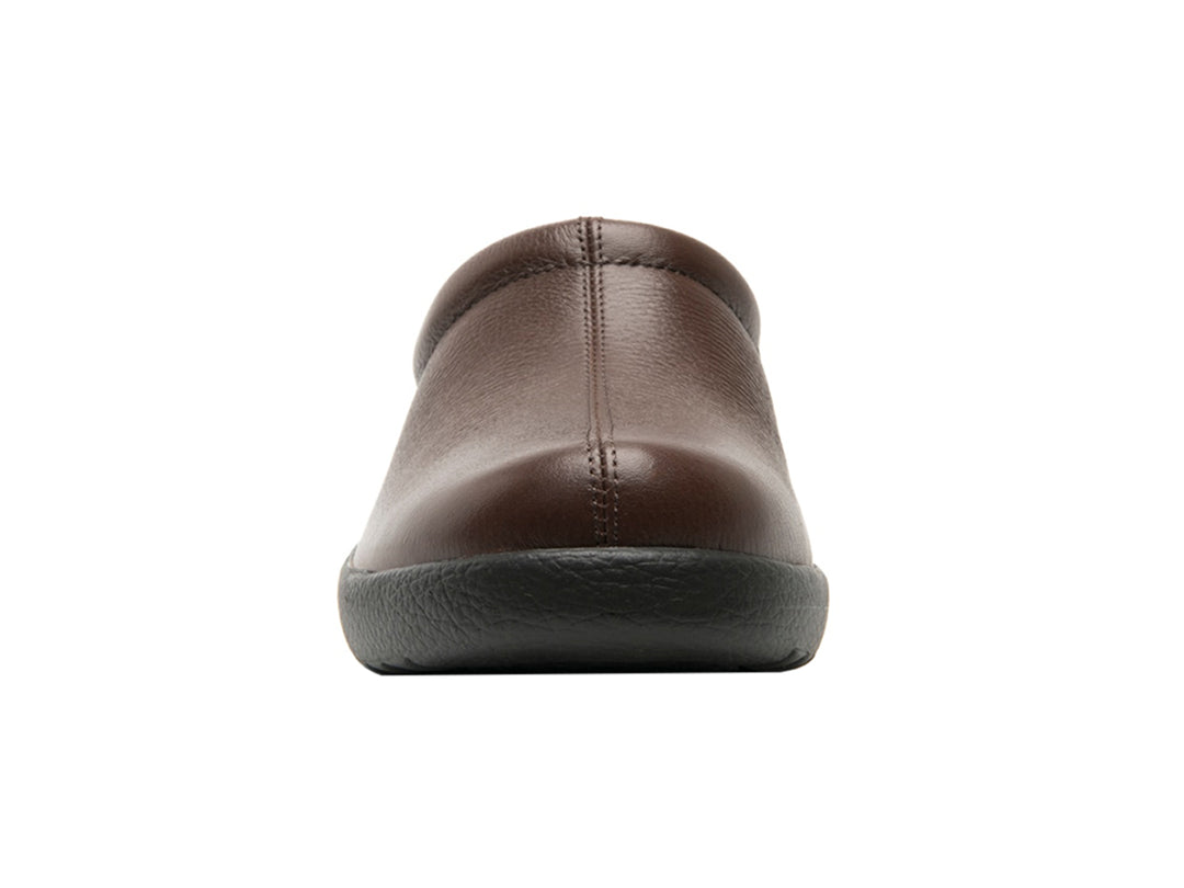 Zapato tipo clog de cuero color marrón con suela negra.
