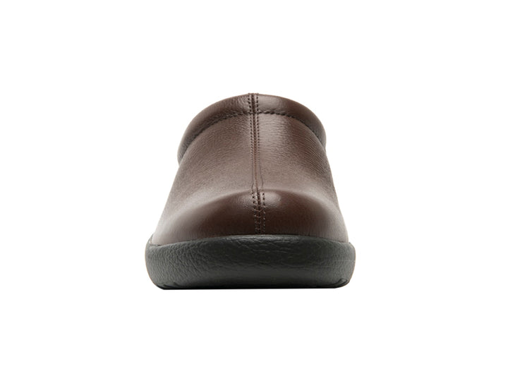 Zapato tipo clog de cuero color marrón con suela negra.
