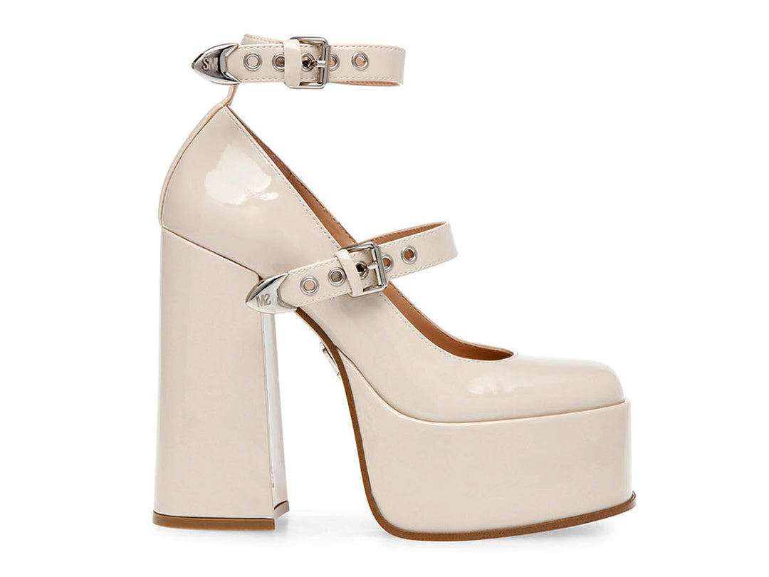 Zapato de tacón alto y plataforma en color beige brillante con correas ajustables y hebillas plateadas.