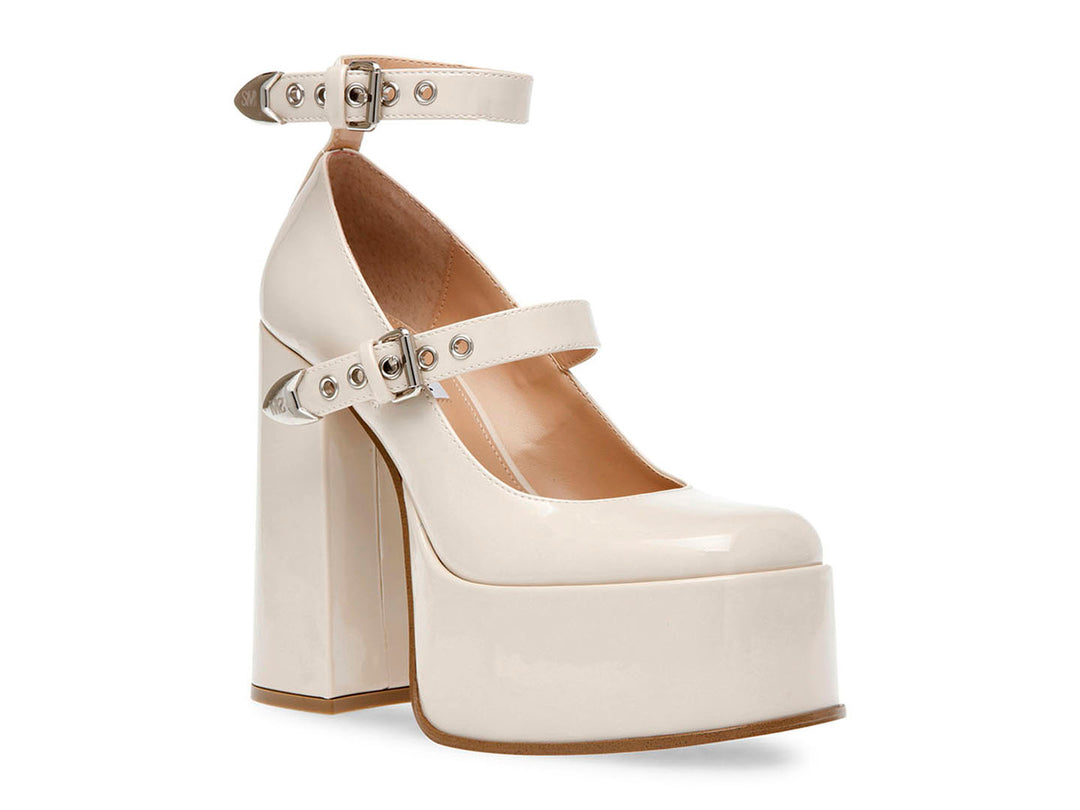 Zapato de tacón alto y plataforma en color beige brillante con correas ajustables y hebillas plateadas.