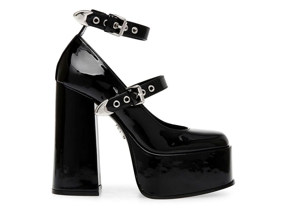 Zapato de tacón plataforma negro brillante con correas y hebillas plateadas.