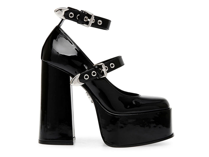 Zapato de tacón plataforma negro brillante con correas y hebillas plateadas.
