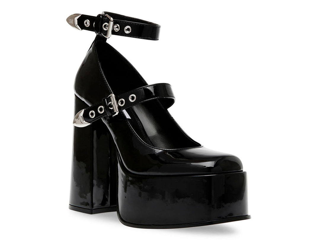 Zapato de tacón plataforma negro brillante con correas y hebillas plateadas.