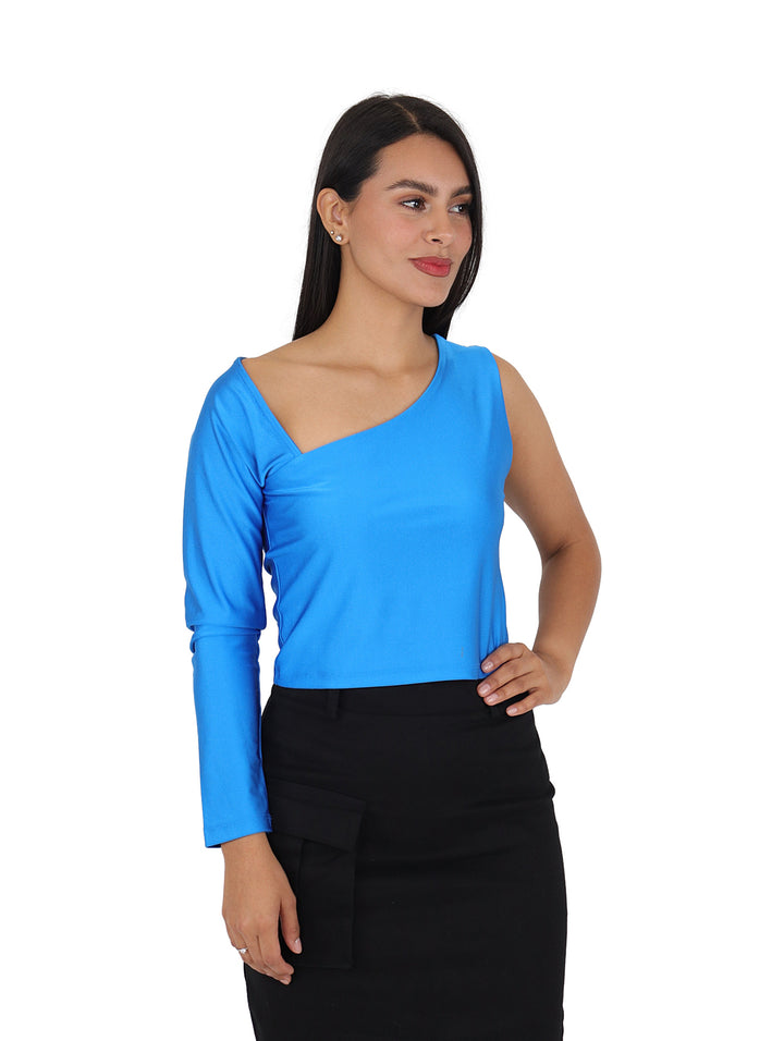 Mujer vistiendo una blusa azul royal de corte asimétrico con un hombro descubierto y manga larga.