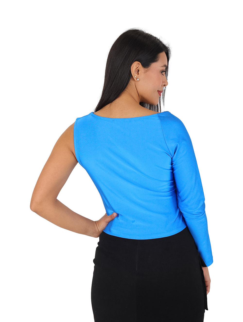 Mujer vistiendo una blusa azul royal de corte asimétrico con un hombro descubierto y manga larga.