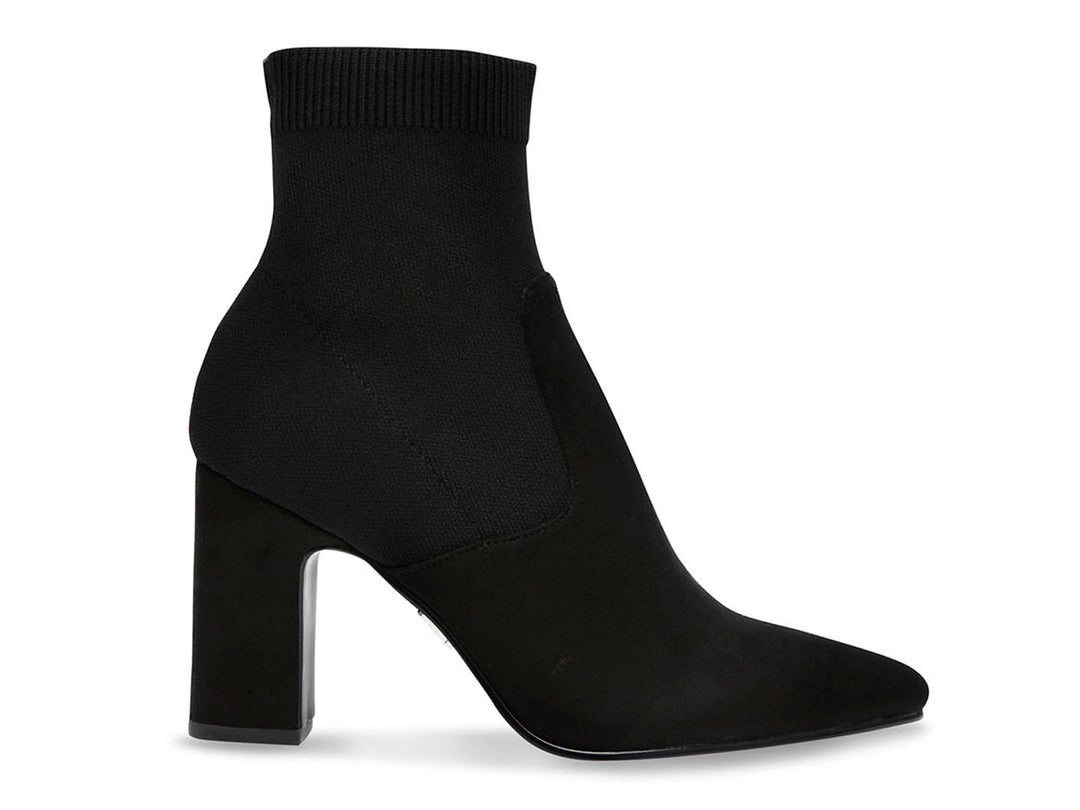 Botín negro de Steve Madden con tacón grueso, punta afilada y diseño tipo calcetín.