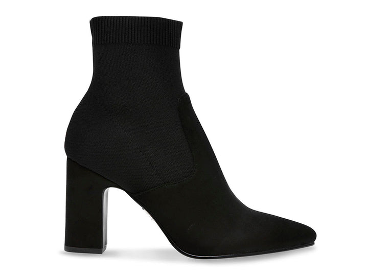 Botín negro de Steve Madden con tacón grueso, punta afilada y diseño tipo calcetín.