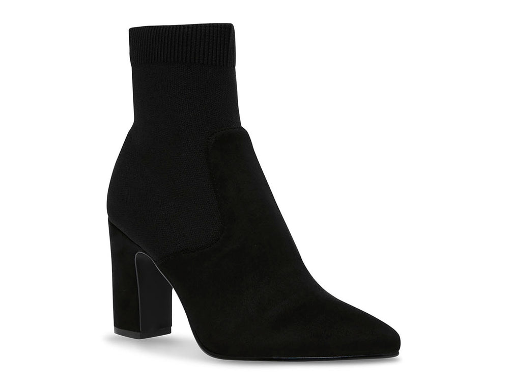 Botín negro de Steve Madden con tacón grueso, punta afilada y diseño tipo calcetín.