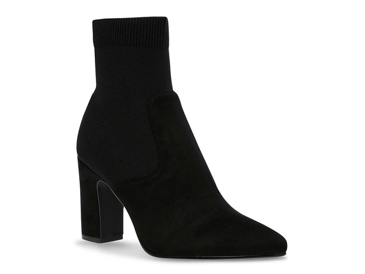 Botín negro de Steve Madden con tacón grueso, punta afilada y diseño tipo calcetín.