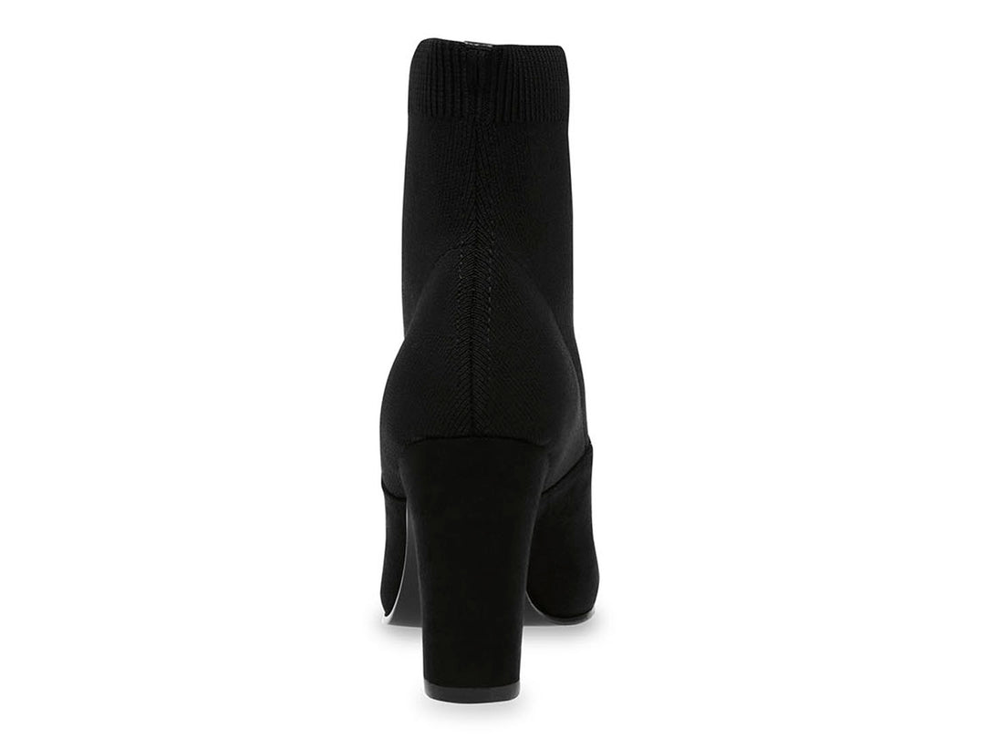 Botín negro de Steve Madden con tacón grueso, punta afilada y diseño tipo calcetín.